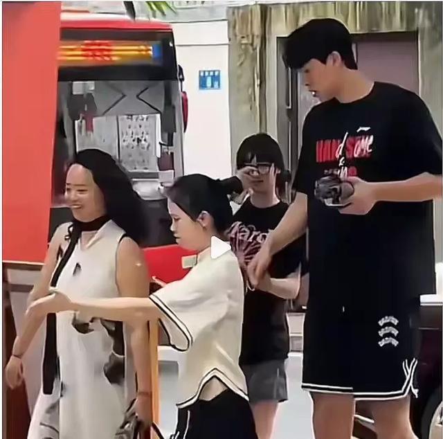 杨瀚森推着, 在开拓者站, 店员透露他