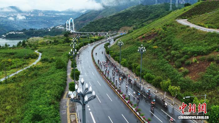 图为选手在, GG, 环三峡自行